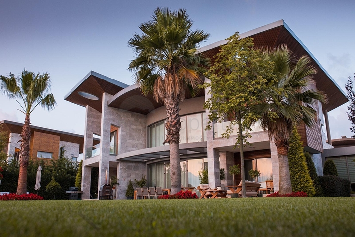 فيلا فاخرة حديثة - مسبح وحديقة مستقلة - اسطنبول 