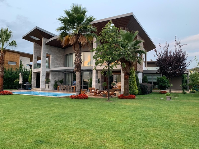 فيلا فاخرة حديثة - مسبح وحديقة مستقلة - اسطنبول 