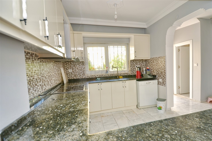 فيلا 5 + 1 في منطقة بيليك أنطاليا 