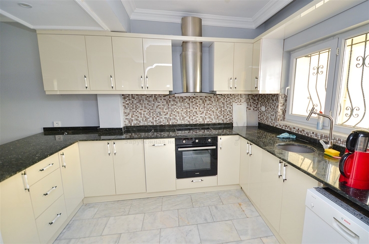 فيلا 5 + 1 في منطقة بيليك أنطاليا 