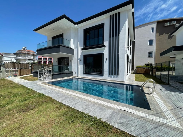 فيلا 4 + 1 في منطقة بيليك أنطاليا 