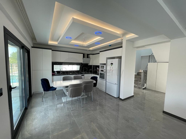 فيلا 4 + 1 في منطقة بيليك أنطاليا 