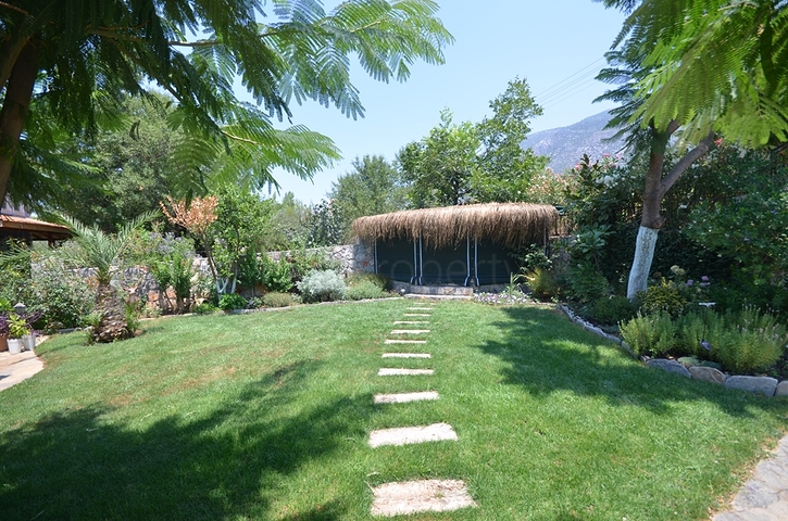 فيلا فسيحة 5 + 1 في منطقة فتحية 