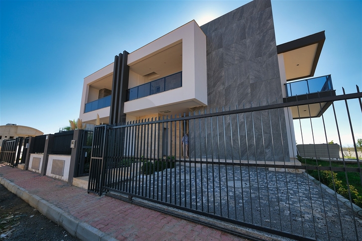 فيلا مريحة 4 + 1 في منطقة دوشيميالتي-أنطاليا 