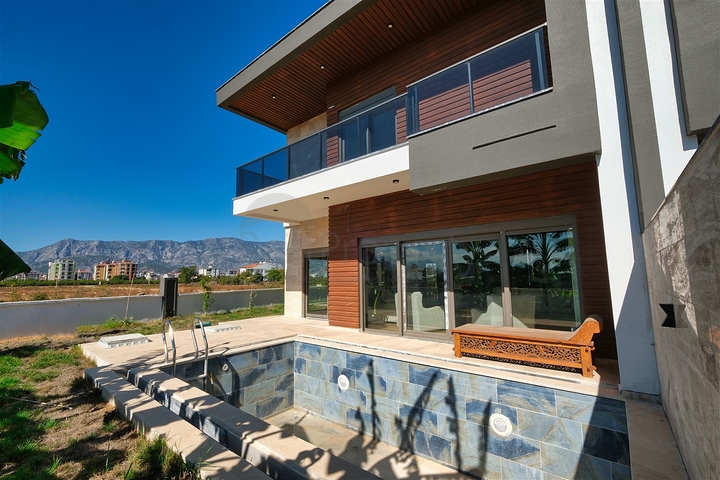 فيلا مريحة 4 + 1 في منطقة دوشيميالتي-أنطاليا 