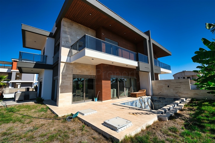 فيلا مريحة 4 + 1 في منطقة دوشيميالتي-أنطاليا 