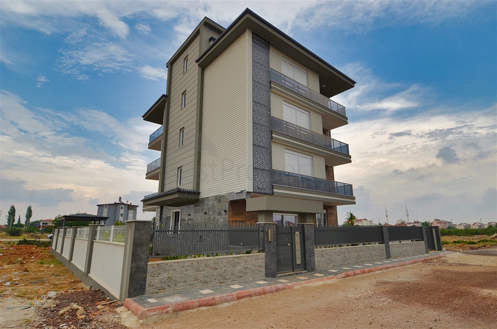 مبنى مكون من 4 شقق في منطقة دوشيمالتي-أنطاليا 