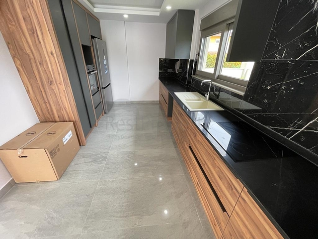 فيلا 5 + 1 بحمام سباحة في منطقة بيليك أنطاليا