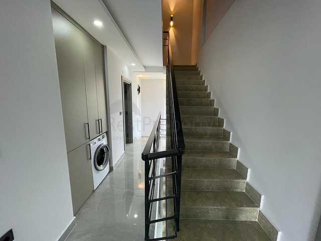 فيلا 5 + 1 بحمام سباحة في منطقة بيليك أنطاليا