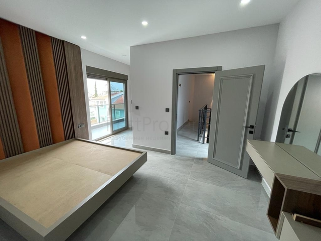 فيلا 5 + 1 بحمام سباحة في منطقة بيليك أنطاليا