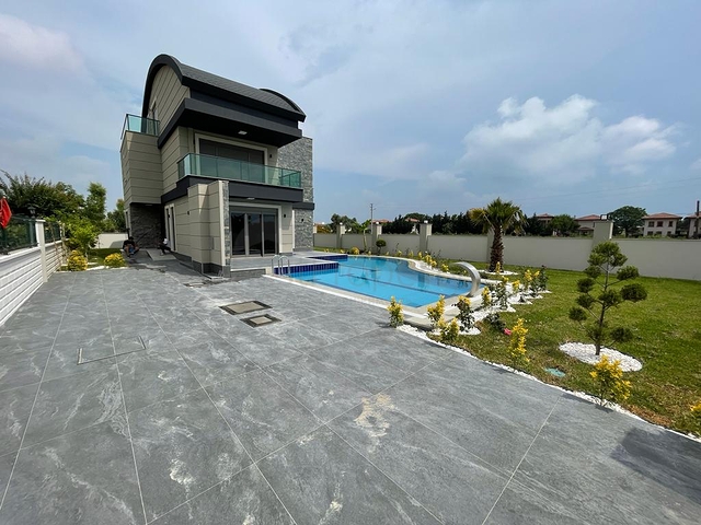 فيلا 5 + 1 بحمام سباحة في منطقة بيليك أنطاليا