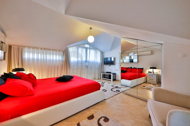 فيلا بحمام سباحة 5+1 في منطقة فتحية 