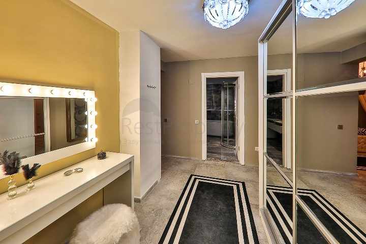 فيلا بحمام سباحة 5+1 في منطقة فتحية 