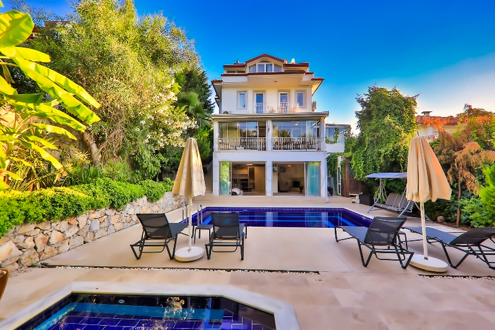 فيلا بحمام سباحة 5+1 في منطقة فتحية 