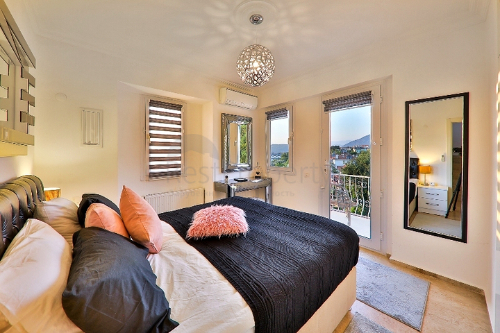 فيلا بحمام سباحة 5+1 في منطقة فتحية 