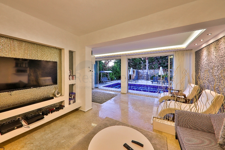 فيلا بحمام سباحة 5+1 في منطقة فتحية 