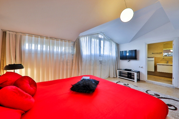 فيلا بحمام سباحة 5+1 في منطقة فتحية 