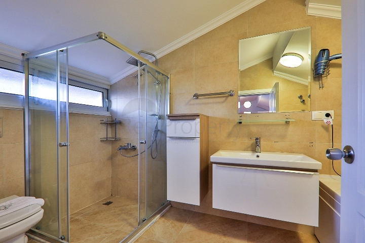 فيلا بحمام سباحة 5+1 في منطقة فتحية 