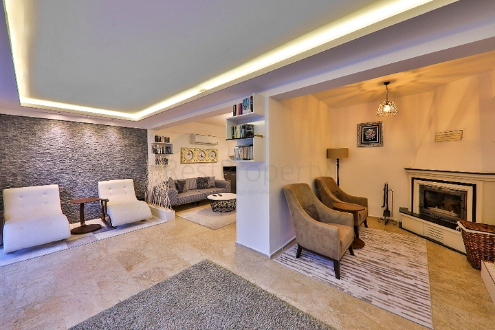 فيلا بحمام سباحة 5+1 في منطقة فتحية 