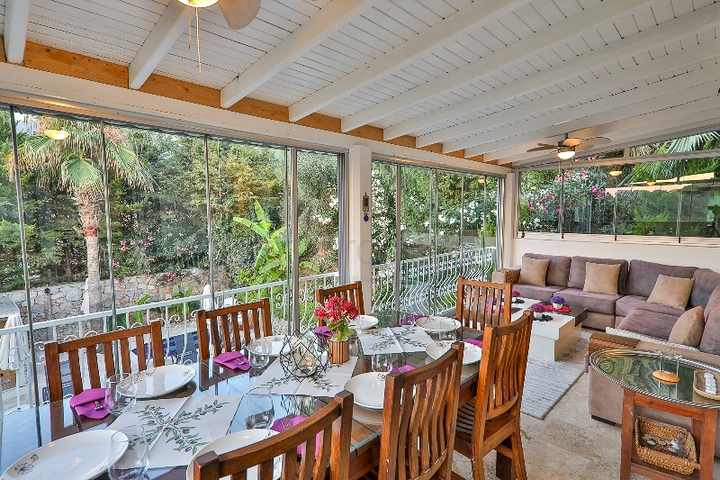 فيلا بحمام سباحة 5+1 في منطقة فتحية 