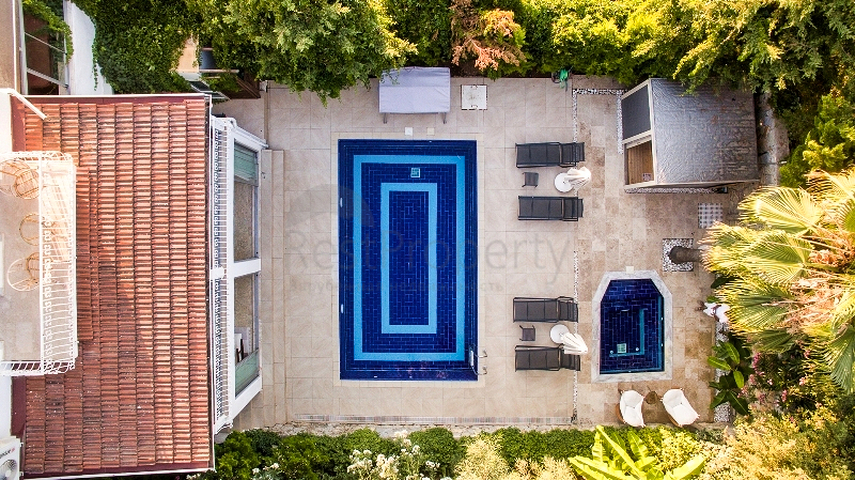 فيلا بحمام سباحة 5+1 في منطقة فتحية 