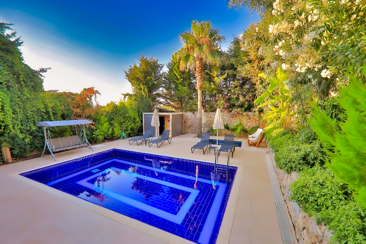 فيلا بحمام سباحة 5+1 في منطقة فتحية 