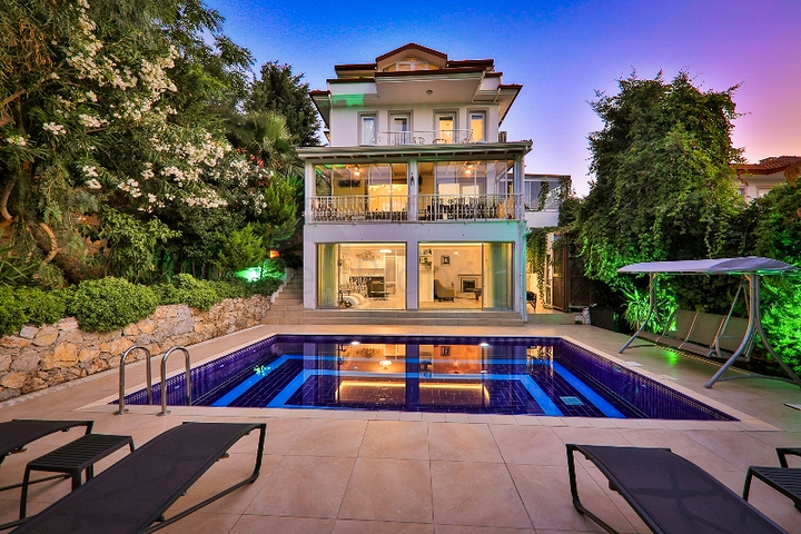 فيلا بحمام سباحة 5+1 في منطقة فتحية 