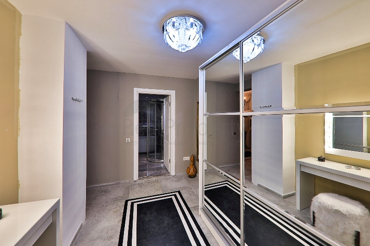 فيلا بحمام سباحة 5+1 في منطقة فتحية 