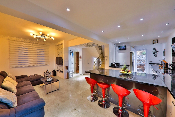 فيلا بحمام سباحة 5+1 في منطقة فتحية 