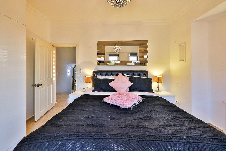 فيلا بحمام سباحة 5+1 في منطقة فتحية 