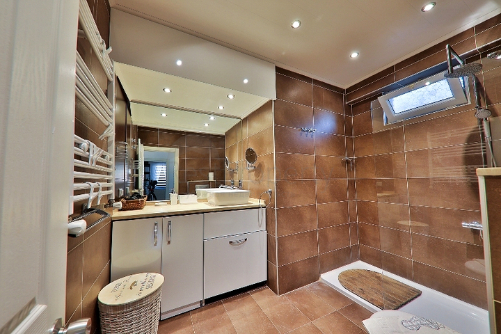 فيلا بحمام سباحة 5+1 في منطقة فتحية 