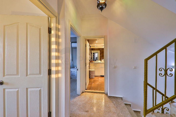 فيلا بحمام سباحة 5+1 في منطقة فتحية 