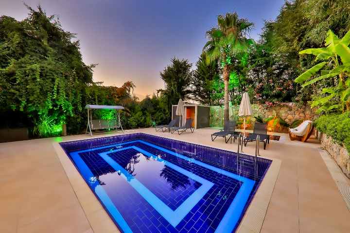 فيلا بحمام سباحة 5+1 في منطقة فتحية 