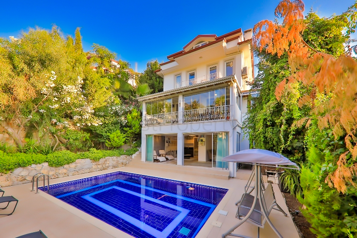 فيلا بحمام سباحة 5+1 في منطقة فتحية 