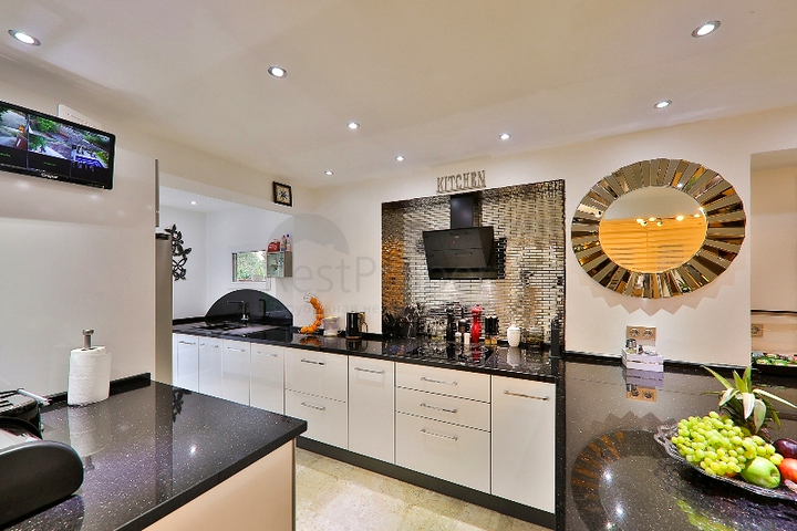 فيلا بحمام سباحة 5+1 في منطقة فتحية 