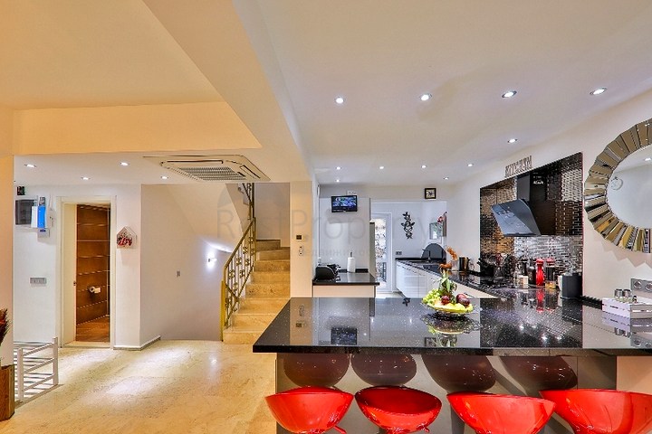 فيلا بحمام سباحة 5+1 في منطقة فتحية 