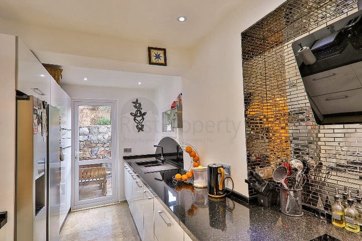 فيلا بحمام سباحة 5+1 في منطقة فتحية 