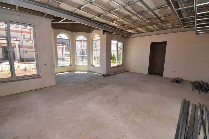 فيلا جديدة 4 + 1 في دوشيمالتي-منطقة أنطاليا 