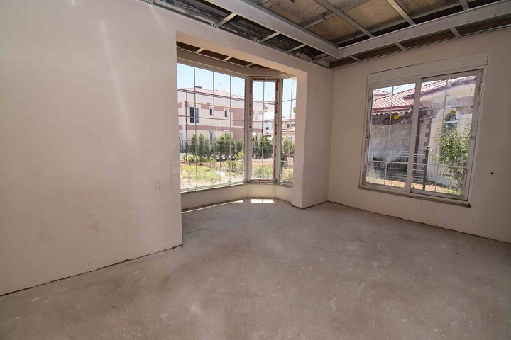 فيلا جديدة 4 + 1 في دوشيمالتي-منطقة أنطاليا 