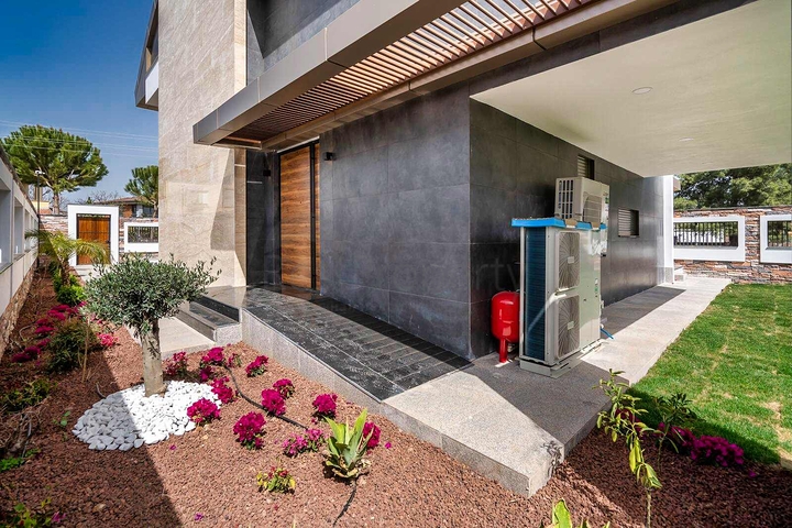 فيلا فسيحة 6 + 1 في منطقة دوشيميالتي-أنطاليا 