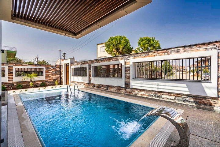 فيلا فسيحة 6 + 1 في منطقة دوشيميالتي-أنطاليا 