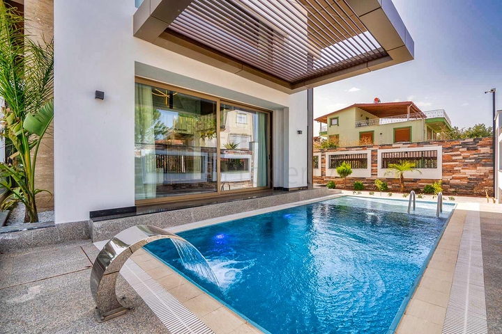 فيلا فسيحة 6 + 1 في منطقة دوشيميالتي-أنطاليا 