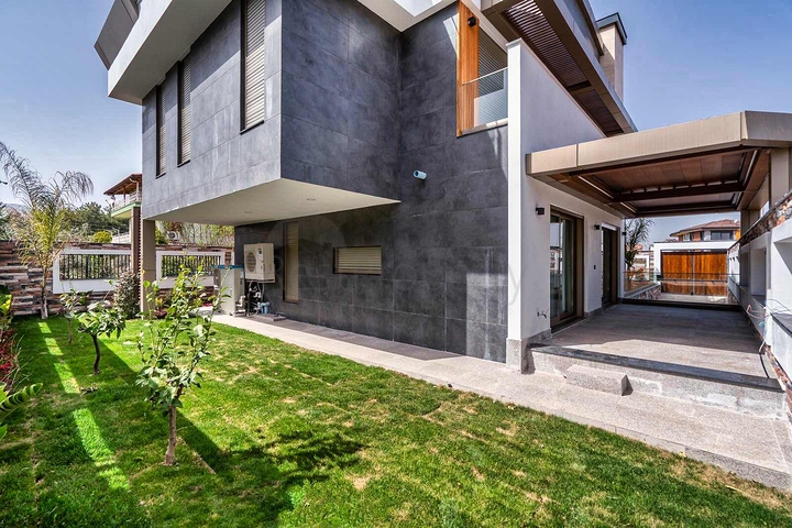 فيلا فسيحة 6 + 1 في منطقة دوشيميالتي-أنطاليا 