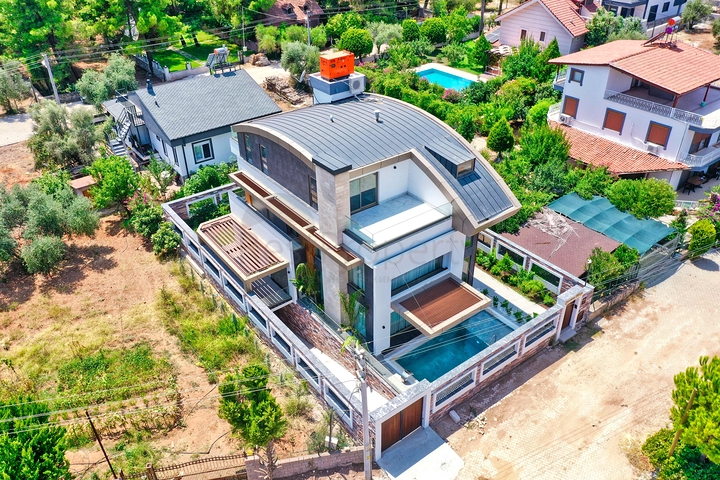 فيلا فسيحة 6 + 1 في منطقة دوشيميالتي-أنطاليا 