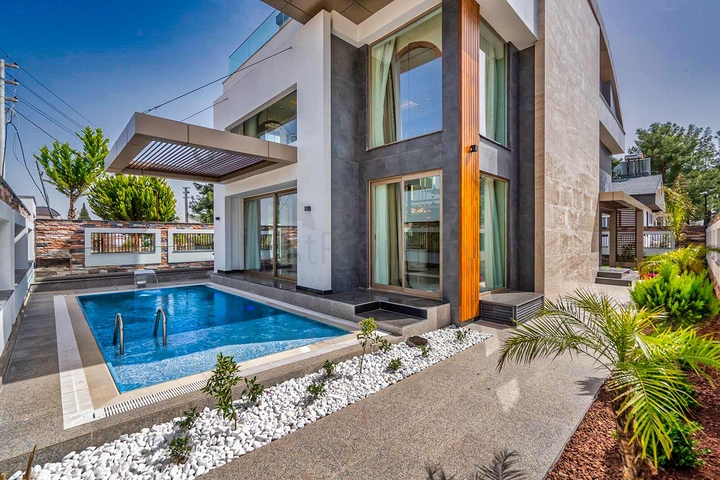 فيلا فسيحة 6 + 1 في منطقة دوشيميالتي-أنطاليا 