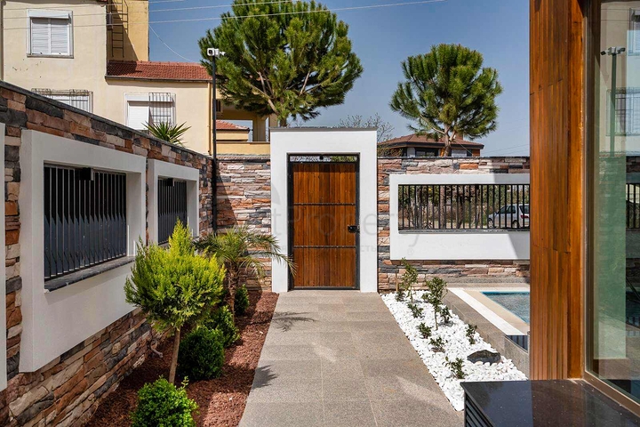 فيلا فسيحة 6 + 1 في منطقة دوشيميالتي-أنطاليا 