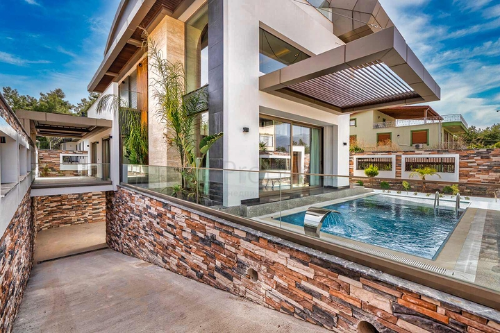 فيلا فسيحة 6 + 1 في منطقة دوشيميالتي-أنطاليا 