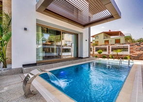 فيلا فسيحة 6 + 1 في منطقة دوشيميالتي-أنطاليا 