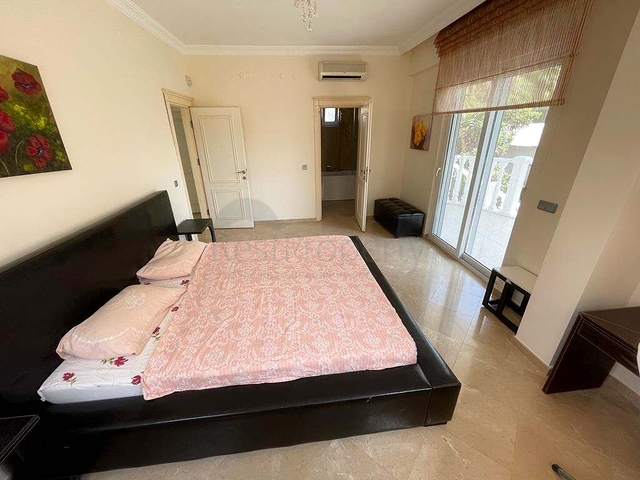 3 + 1 فيلا 320 م2 في منطقة بيليك