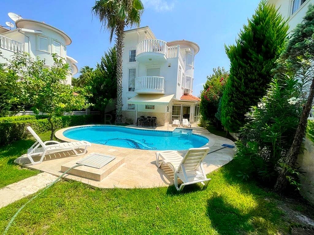 3 + 1 فيلا 320 م2 في منطقة بيليك